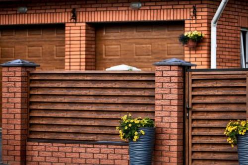 Какие основные факторы влияют на стоимость забора для большого участка. Сравнение цен на строительство заборов: что влияет на стоимость?