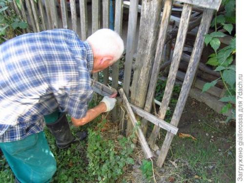 Можно ли использовать вторичные материалы для забора. Меняем забор между участками