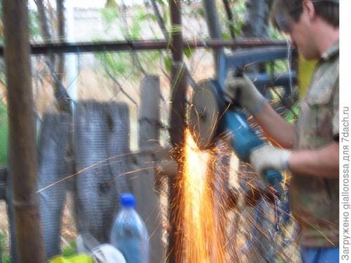 Можно ли использовать вторичные материалы для забора. Меняем забор между участками