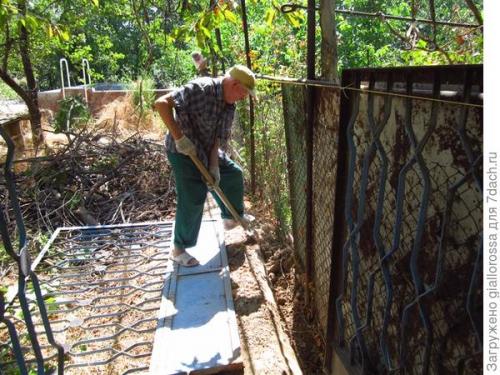 Можно ли использовать вторичные материалы для забора. Меняем забор между участками