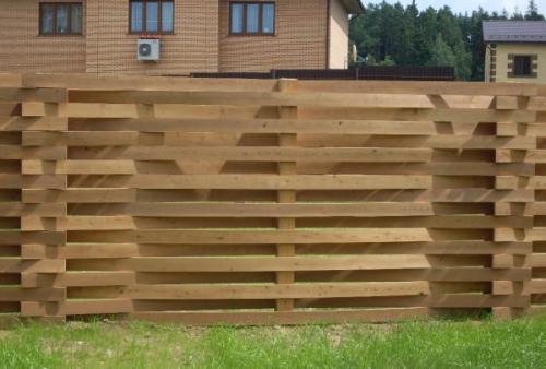 Какие преимущества и недостатки у дешевых материалов для забора. Деревянный забор