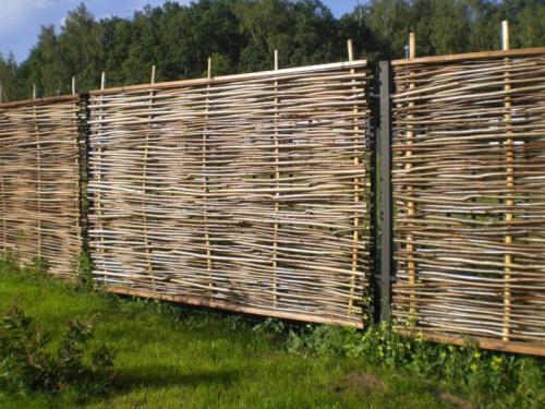 ТОП-7 дешевых материалов для забора: Эконом-варианты для вашего участка 04