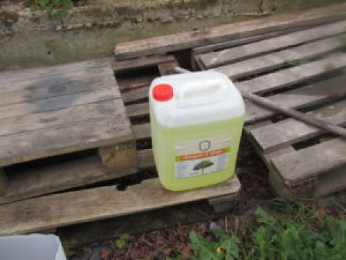 Нужен ли специальный уход за дешевыми материалами забора.  Как проверить качество пропитки древесины