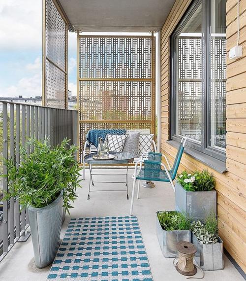 Открытый балкон в частном доме. Как оформить открытый балкон и украсить его своими руками