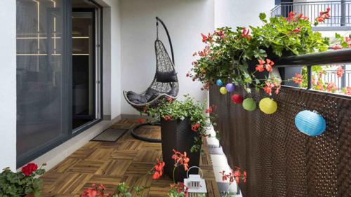 Открытый балкон в частном доме. Как оформить открытый балкон и украсить его своими руками