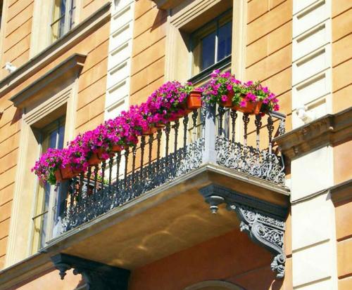 Открытый балкон в частном доме. Как оформить открытый балкон и украсить его своими руками