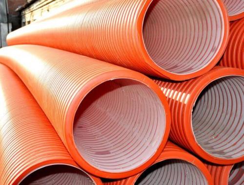 Дренажная труба с отверстиями. Отвод грунтовой воды с помощью дренажной перфорированной трубы