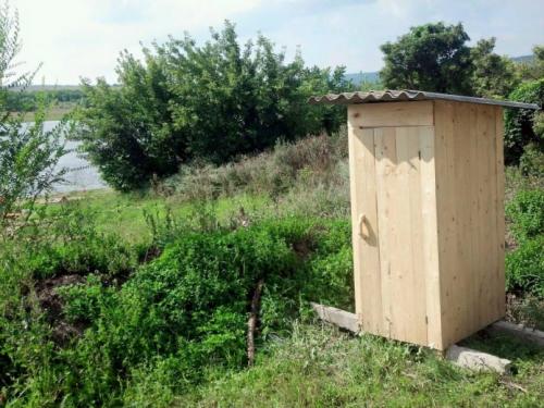 Как построить деревенский туалет на улице. Строительство деревенского туалета 01