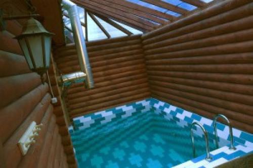 Баня с бассейном и барбекю. Баня с бассейном и зоной для отдыха.