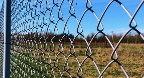 Заборы для частного дома в Московской области: выбор материалов и дизайна 16 Заборы для частного дома в Московской области: выбор материалов и дизайна 16