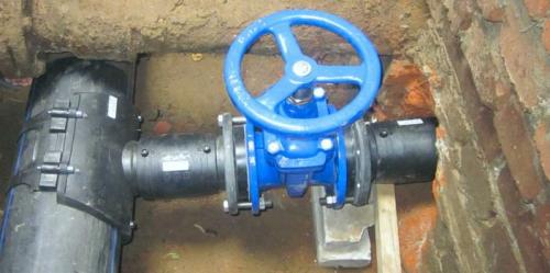 Как соединить металлическую трубу с пластиковой без резьбы и сварки. 7 вариантов перехода с ПНД на металл