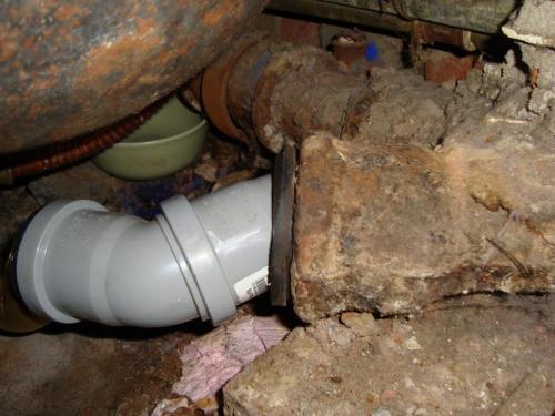 На сколько прочны и долговечны трубы ПВХ с раструбом. Какие трубы подойдут для обустройства внутренней канализации?