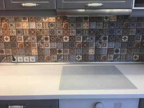 Чем заменить фартук на кухне вместо плитки. Что такое фартук и для чего он нужен на кухне 24 Чем заменить фартук на кухне вместо плитки. Что такое фартук и для чего он нужен на кухне 24