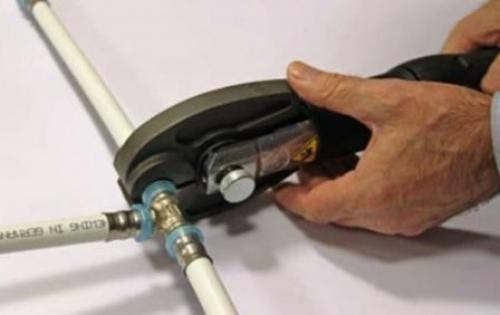 Соединитель водопроводных труб. Соединения труб