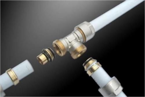 Соединитель водопроводных труб. Соединения труб