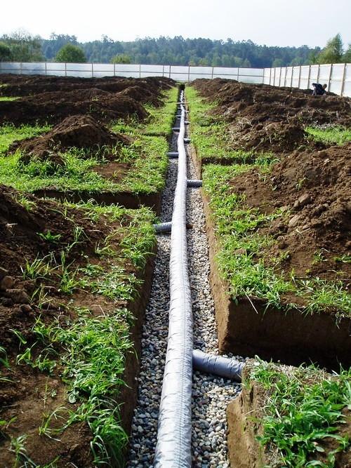 Дренажная труба своими руками. Какая вода мешает жить застройщику и загородному домовладельцу