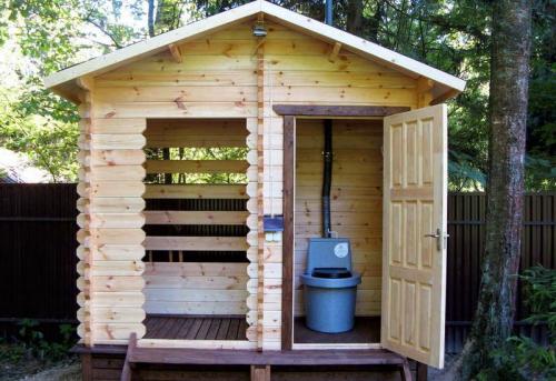 Уличный туалет. Выбор места: нормы размещения на дачном участке