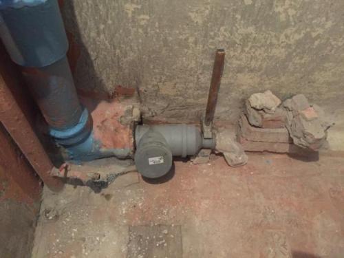 ПРОСТОЙ СПОСОБ демонтажа чугунного тройника.. Как удалить прикипевший тройник из раструба чугунной трубы