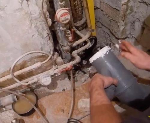 ПРОСТОЙ СПОСОБ демонтажа чугунного тройника.. Как удалить прикипевший тройник из раструба чугунной трубы