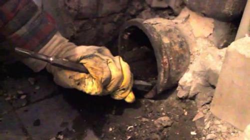 ПРОСТОЙ СПОСОБ демонтажа чугунного тройника.. Как удалить прикипевший тройник из раструба чугунной трубы