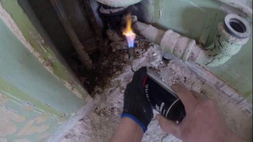 ПРОСТОЙ СПОСОБ демонтажа чугунного тройника.. Как удалить прикипевший тройник из раструба чугунной трубы