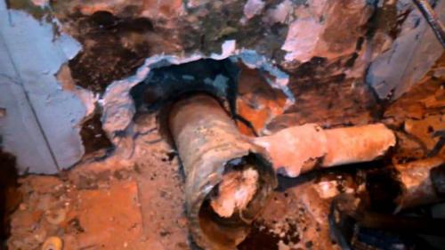 ПРОСТОЙ СПОСОБ демонтажа чугунного тройника.. Как удалить прикипевший тройник из раструба чугунной трубы