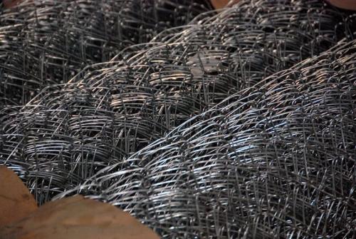 Как выбрать размер и высоту секций забора из сетки. Бюджетное ограждение за короткое время: основные характеристики забора из сетки-рабицы