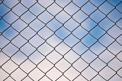 Как выбрать размер и высоту секций забора из сетки. Бюджетное ограждение за короткое время: основные характеристики забора из сетки-рабицы