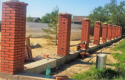 Из чего и как построить недорогой забор. Из чего сделать столбы для забора