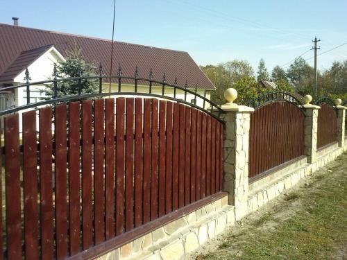 Забор своими руками из подручных материалов. Заборы для дачи своими руками дешево