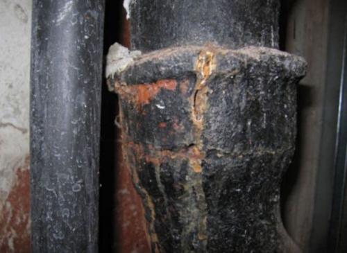 Трещина в чугунном стояке канализации. Причины протекания чугунных канализационных труб 06