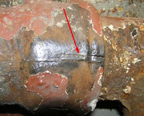 Трещина в чугунном стояке канализации. Причины протекания чугунных канализационных труб 05