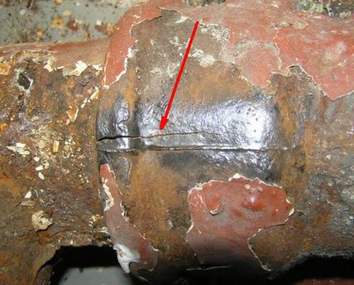 Трещина в чугунном стояке канализации. Причины протекания чугунных канализационных труб 02