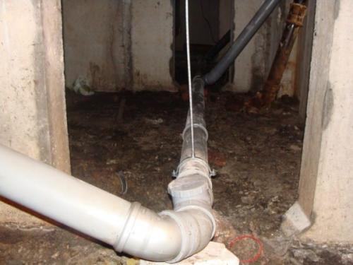 Демонтаж пластиковых канализационных труб. Внутренняя канализация