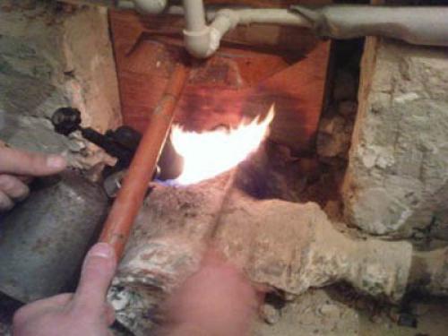 Как расчеканить чугунную трубу канализации. Начало и последовательность ремонта 03