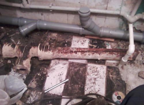 Демонтаж тройника чугунной канализации. Установка пластиковых канализационных труб
