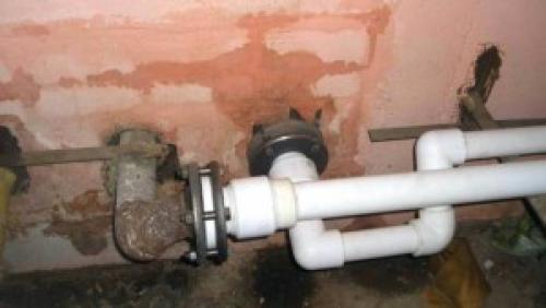 Переходник с металлической трубы на пластиковую без резьбы. Фланцевое соединение