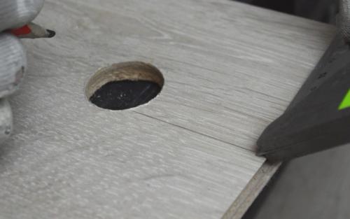 Почему декоративные заглушки для труб отопления необходимы в помещениях с ламинатом. Как обойти трубы ламинатом? Невидимый стык