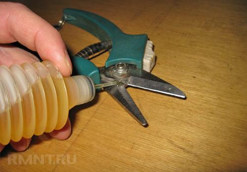 Как смазать ручку пластикового окна. Чем смазать пластиковые окна, виды средств 12