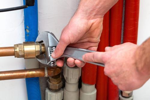 Замена стояка канализации в квартире своими руками. Закрепление стояка вверху 01