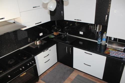 Какой фартук лучше сделать на кухне. Как выбрать фартук для кухни: практические советы, фото примеры