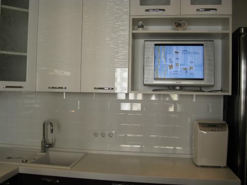 Какой фартук лучше сделать на кухне. Как выбрать фартук для кухни: практические советы, фото примеры