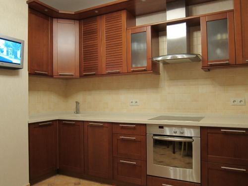 Какой фартук лучше сделать на кухне. Как выбрать фартук для кухни: практические советы, фото примеры