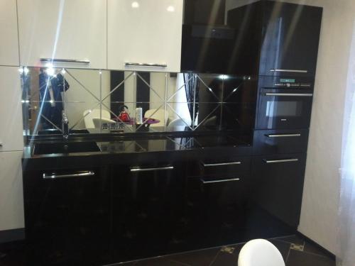 Какой фартук лучше сделать на кухне. Как выбрать фартук для кухни: практические советы, фото примеры