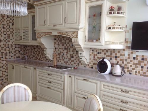 Какой фартук лучше сделать на кухне. Как выбрать фартук для кухни: практические советы, фото примеры