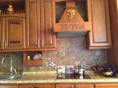 Какой фартук лучше сделать на кухне. Как выбрать фартук для кухни: практические советы, фото примеры