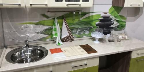 Как крепить стеновую панель на кухне в зоне фартука. Как самостоятельно закрепить пластиковый фартук на кухне: обзор вариантов монтажа