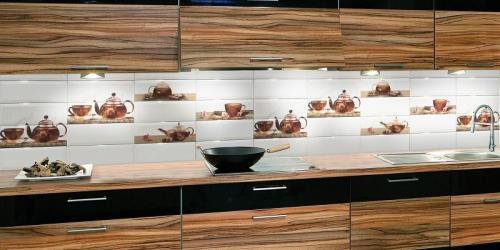 Как крепить фартук на кухне из дсп. Способы самостоятельной установки кухонного фартука