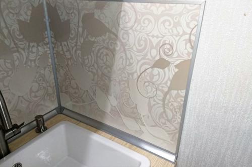 Установка фартука на саморезы. Как прикрепить кухонный фартук из МДФ: обзор методов