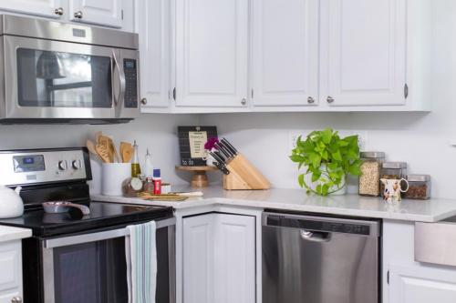 Что можно сделать вместо фартука на кухню. Чем можно заменить фартук на кухне? 10